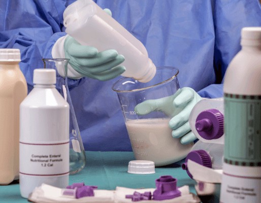 Preparo de dieta enteral, a ser administrada através de sonda em pacientes internados em hospital. Foto: Divulgação