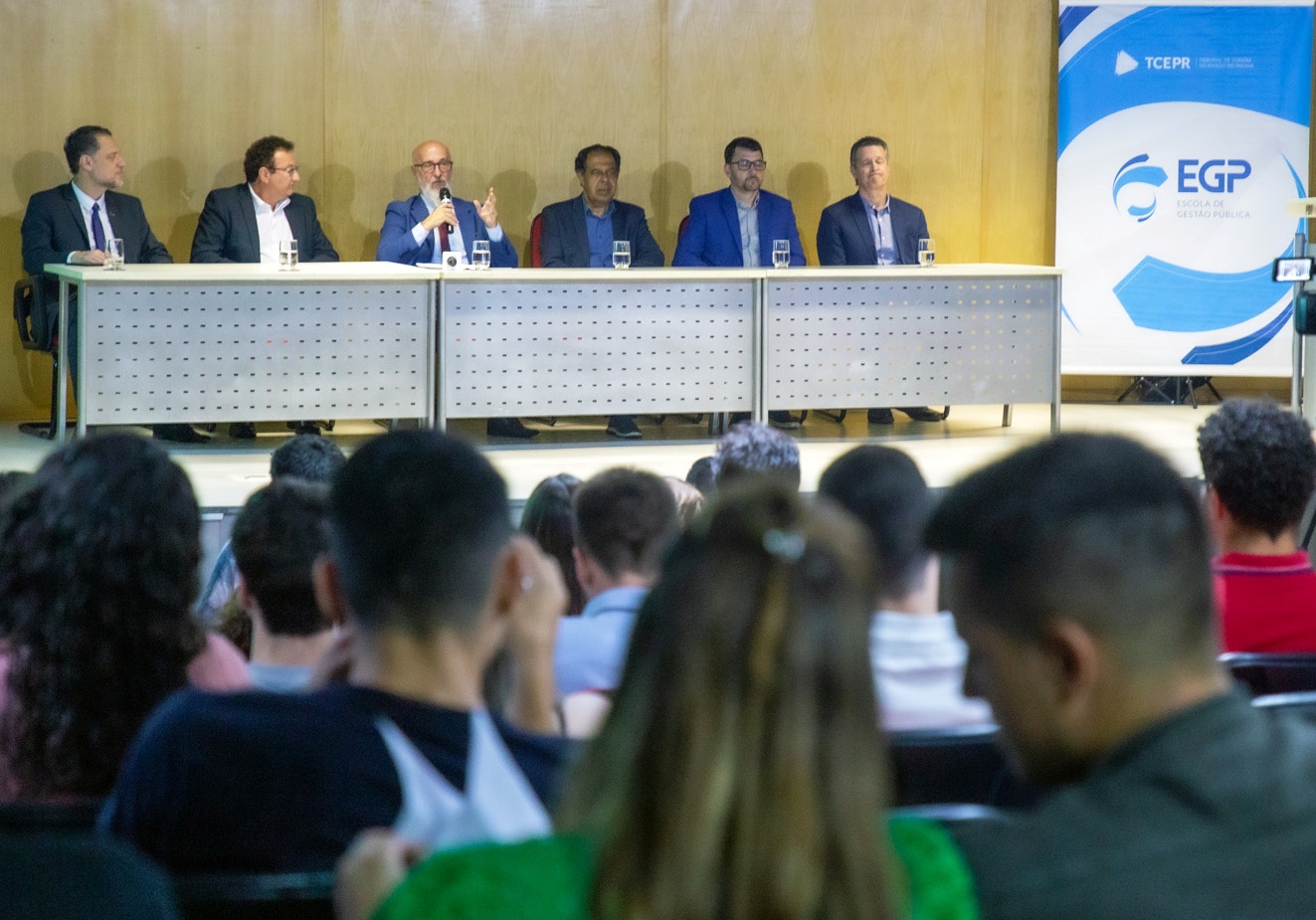 Solenidade de apresentação dos resultados do Projeto Ver a Cidade, que envolveu alunos de Engenharia Civil de universidades estaduais na fiscalização de obras públicas atrasadas ou paralisadas. Foto: Mauro Beghetto Penteado/TCE-PR