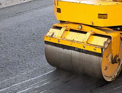 Obra de pavimentação urbana com asfalto. Foto: Divulgação