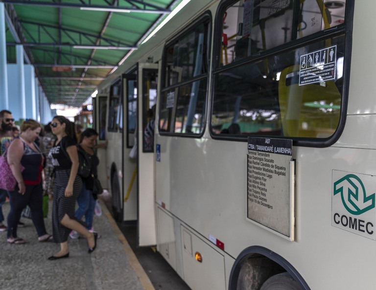 Ônibus que integra o sistema de transporte público da Região Metropolitana de Curitiba, administrado pela Comec, faz operação de embarque e desembarque em estação tubo da capital. Foto: Agência Estadual de Notícias/Divulgação