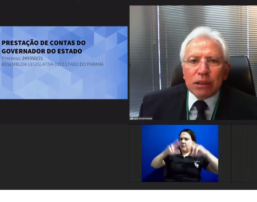 Em sessão do Tribunal Pleno realizada por videoconferência e com tradução para a Língua Brasileira de Sinais (Libras), o conselheiro Durval Amaral relata as contas de 2020 do governador do Paraná, Carlos Roberto Massa Júnior. Imagem: Reprodução/YouTube