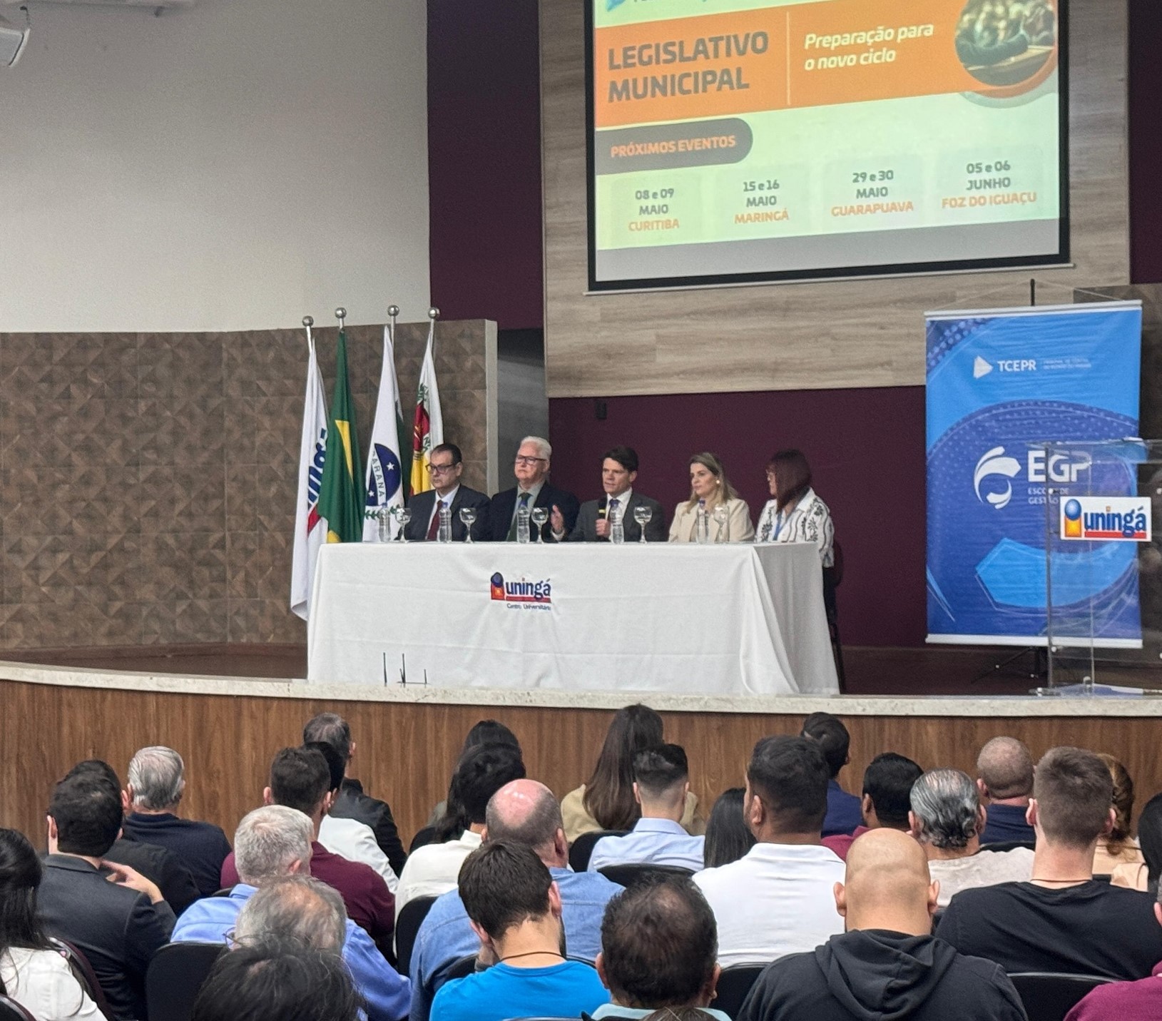 O presidente do Tribunal de Contas do Estado do Paraná, conselheiro Ivens Linhares, discursa, nesta quinta-feira (15 de maio) ao lado de autoridades na abertura de capacitação promovida pelo TCE-PR em Maringá