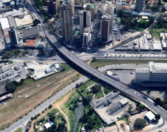 Vista aérea do Viaduto do Capanema, onde a Prefeitura de Curitiba executa obras para abrigar unidade do Armazém da Família e restaurante do programa Mesa Solidária. Foto: Divulgação/TCE-PR
