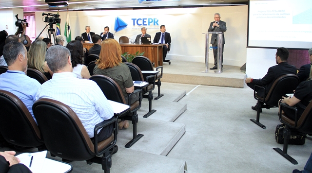 O presidente do TCE-PR, conselheiro Durval Amaral, faz a palestra de abertura do seminário sobre governança pública, realizada em parceria com o IRB e a OCDE. Foto: Wagner Araújo/Divulgação TCE-PR