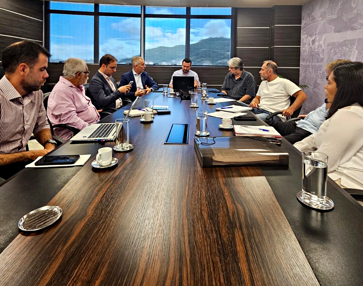 O conselheiro Maurício Requião e servidores de sua equipe que participam da fiscalização da Educação na esfera estadual no Paraná participam de reunião com servidores do TCE de Santa Catarina, em Florianópolis. Foto: TCE-SC/Divulgação