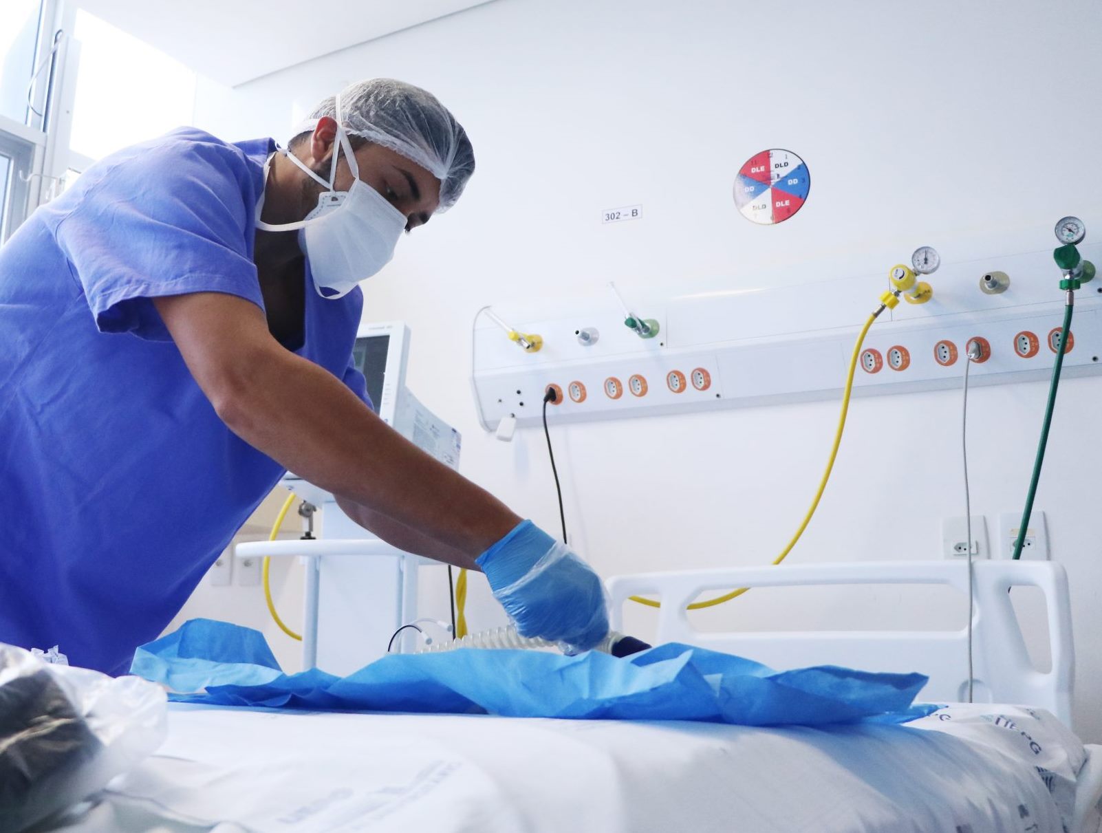 Enfermeiro prepara leito de UTI para atender pacientes com Covid-19 no Hospital da Universidade Estadual de Ponta Grossa (UEPG). Foto: Agência Estadual de Notícias/Divulgação