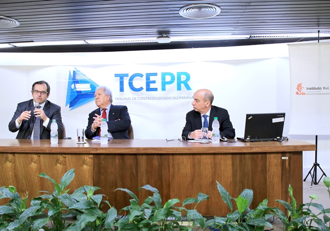 Da esquerda para a direita: os conselheiros Ivan Bonilha, presidente do IRB; Nestor Baptista, presidente do TCE-PR; e Érico Desterro e Silva, do TCE-AM, na abertura do curso sobre Normas Brasileiras de Auditoria do Setor Público. Foto: Wagner Araújo/Divulgação TCE-PR