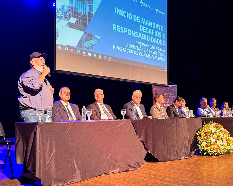 Same Saab, prefeito de Iretama e presidente da Comunidade dos Municípios da Região de Campo Mourão (Comcam), fala na Abertura do evento de capacitação sobre o início de mandato dos prefeitos paranaenses, realizado em Campo Mourão pelo Tribunal de Contas do Estado do Paraná (TCE-PR), nos dias 27 e 28 de março. Foto: Marcelo Lancia/TCE-PR