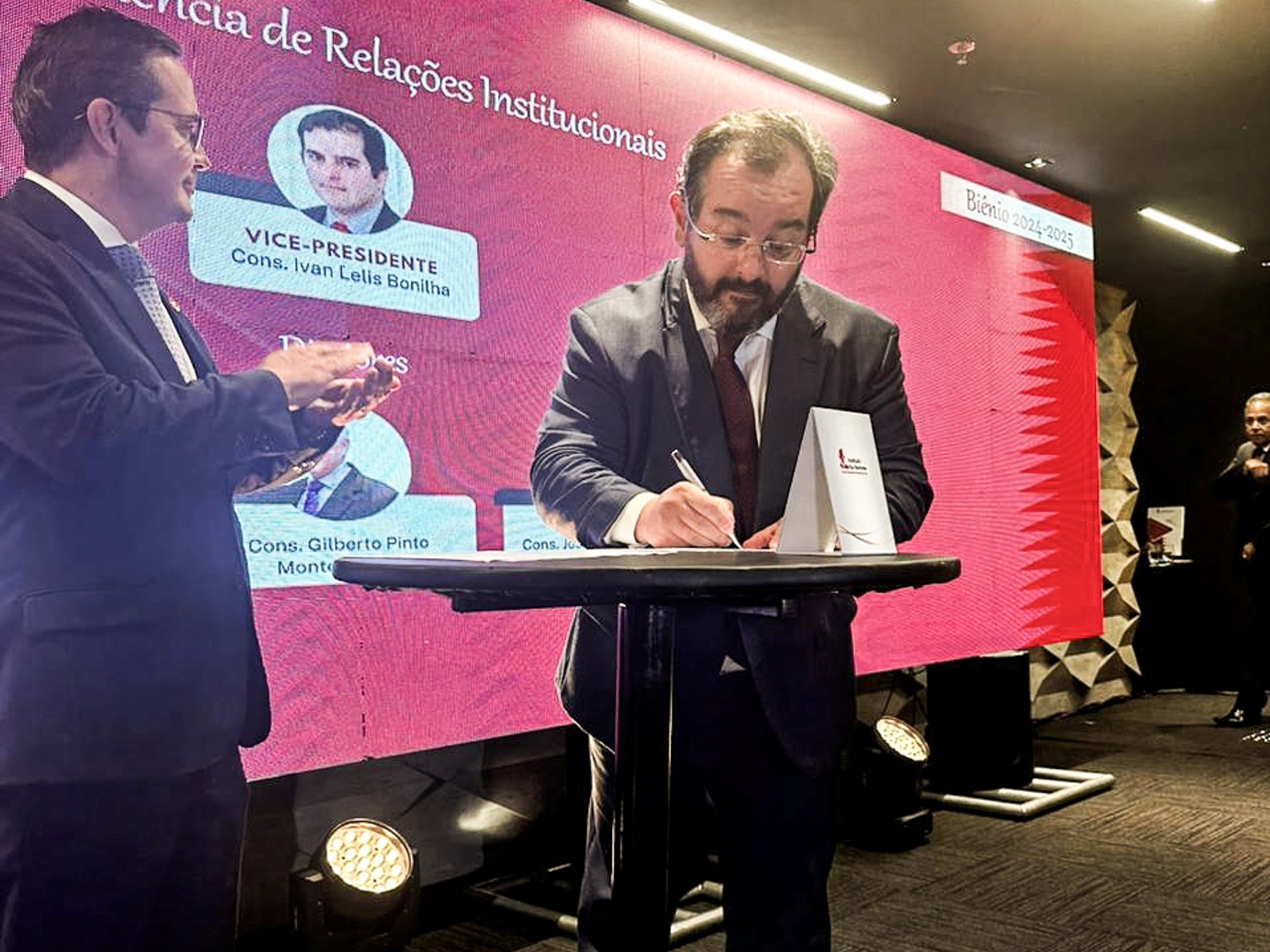 O conselheiro Ivan Bonilha, corregedor-geral do TCE-PR, assina o termo de posse como vice-presidente de Relações Institucionais do Instituto Rui Barbosa (IRB) no biênio 2024-2025. Foto: Divulgação