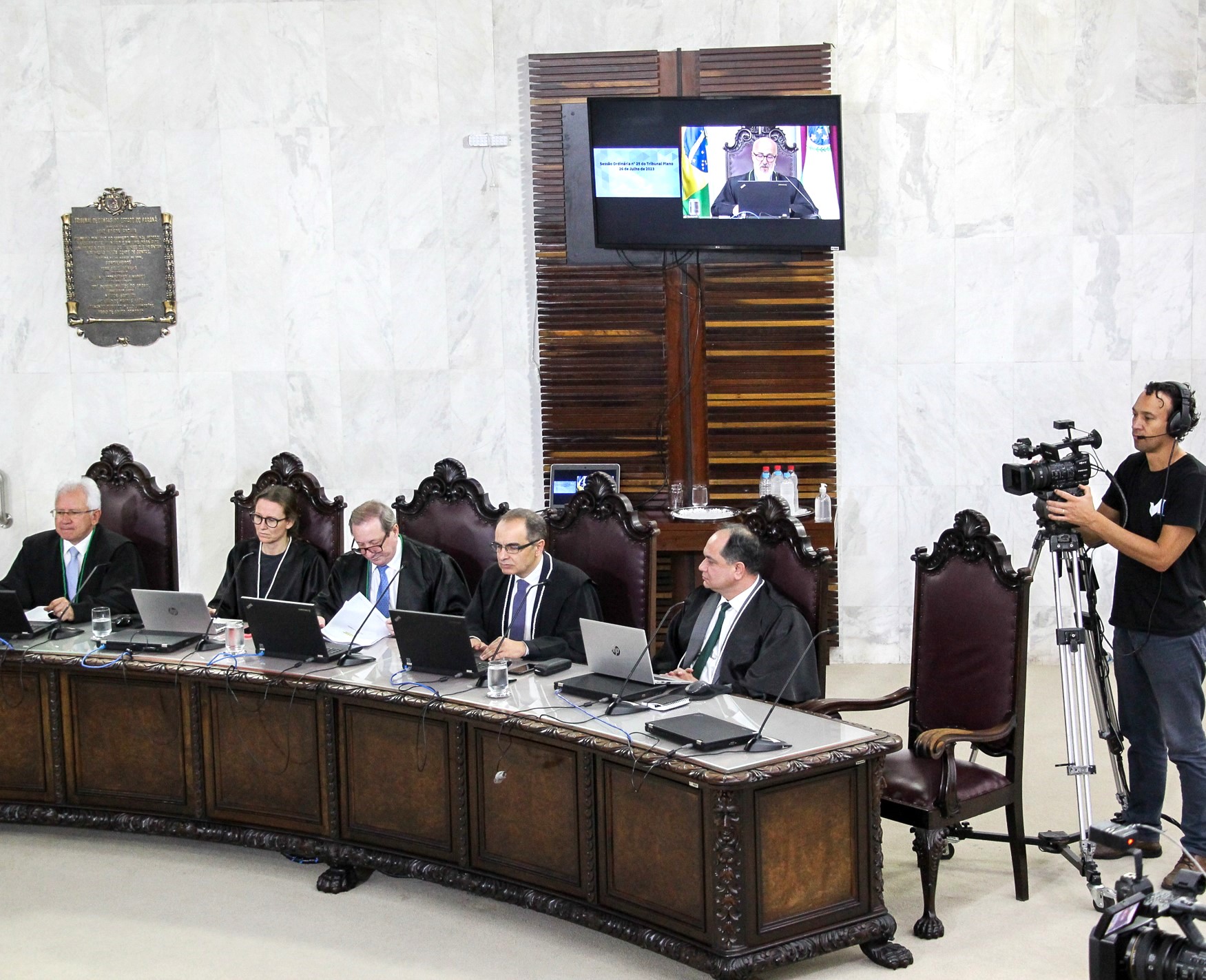 Sessão presencial do Tribunal Pleno do TCE-PR, presidida pelo conselheiro Fernando Guimarães. Foto: Fabiano Contador/Divulgação TCE-PR
