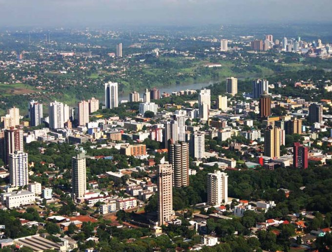 Vista aérea de Foz do Iguaçu, nunicípio paranaense na fronteira do Brasil com Paraguai e Argentina. Foto: Divulgação
