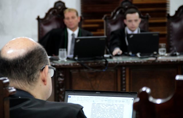 O auditor Sérgio Valadares Fonseca relata processo em sessão deliberativa do TCE-PR. Foto: Wagner Araújo/Divulgação TCE-PR