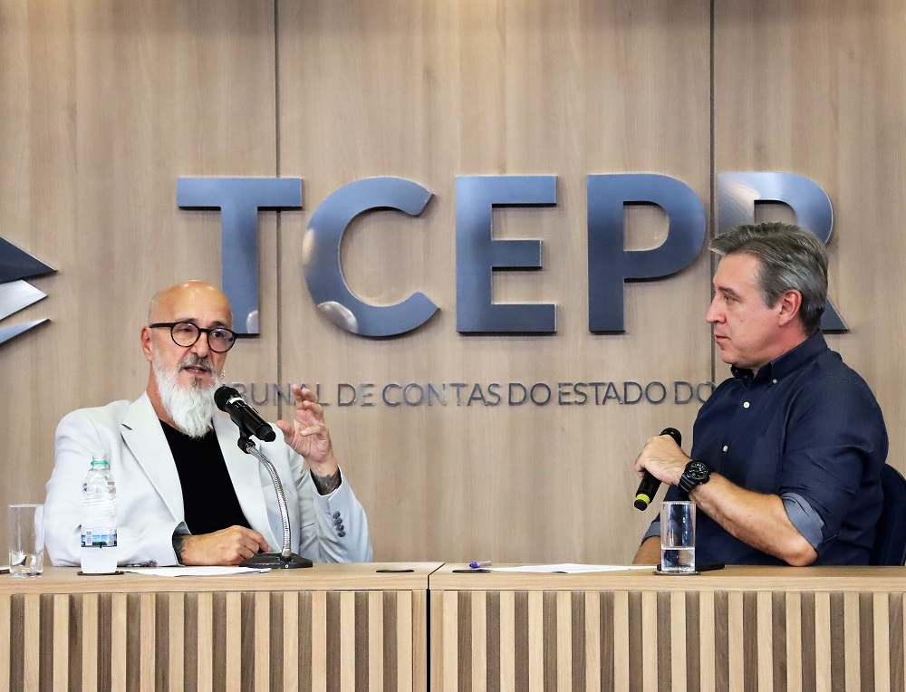 Em "live" promovida pela Escola de Gestão Pública e com mediação do servidor Rubens Sciena, o presidente, conselheiro Fernando Guimarães, apresenta as principais diretrizes e metas do TCE-PR no biênio 2023-2024. Foto: Fabiano Contador/Divulgação TCE-PR
