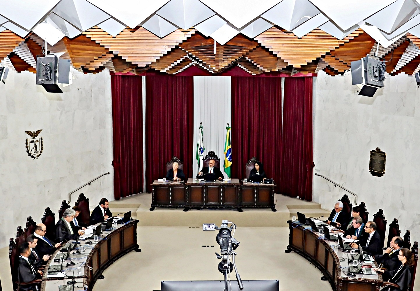 Conselheiros-substitutos participam da sessão presencial do Tribunal Pleno do TCE-PR realizada em 13 de março de 2024. Foto: Fabiano Contador/TCE-PR