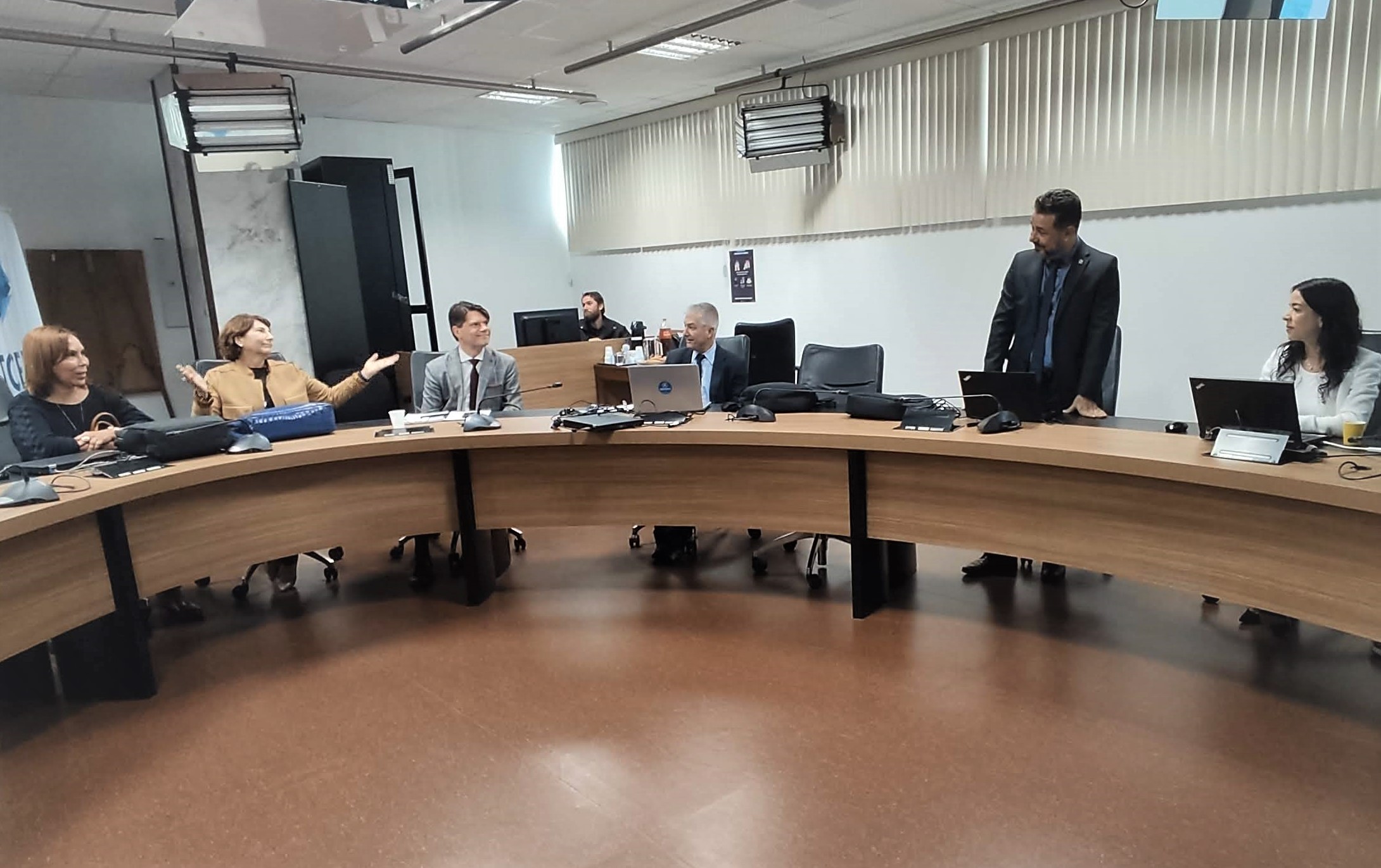 Conselheiro Ivens Linhares (de cinza): "MMD-TC é um manual de oportunidades de melhoria, que promove a importante uniformização dos tribunais de contas e os fortalece institucionalmente".