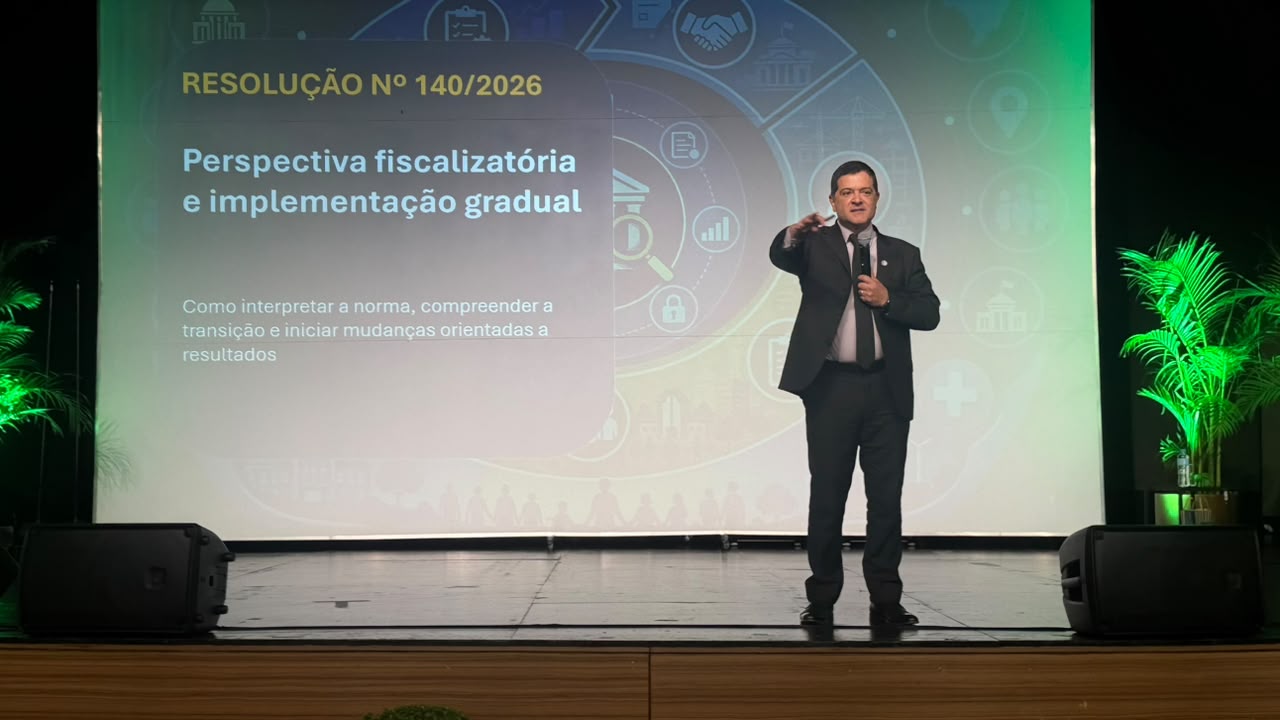 O coordenador-geral de Fiscalização do TCE-PR, Rafael Ayres, dá palestra em evento sobre transferências voluntárias em Foz do Iguaçu