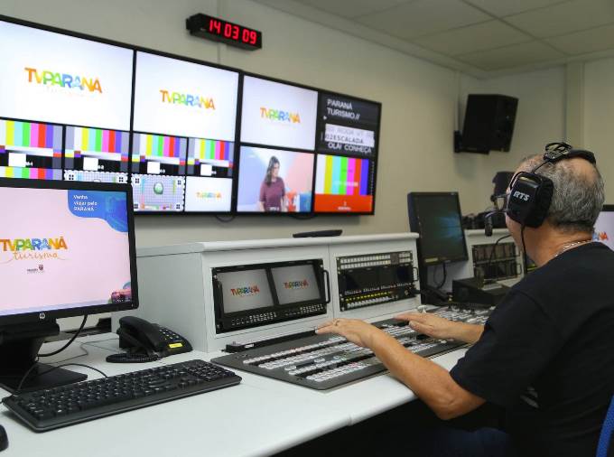 Mesa de edição de programas da Rádio e TV Educativa do Paraná, na sede da emissora, em Curitiba. Foto: Agência de Notícias do Paraná/Divulgação