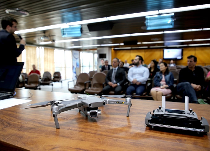 Servidores da Coordenadoria de Obras Públicas (COP) apresentam, no auditório do TCE-PR, drone utilizado em trabalhos de fiscalização. Foto: Wagner Araújo/Divulgação TCE-PR