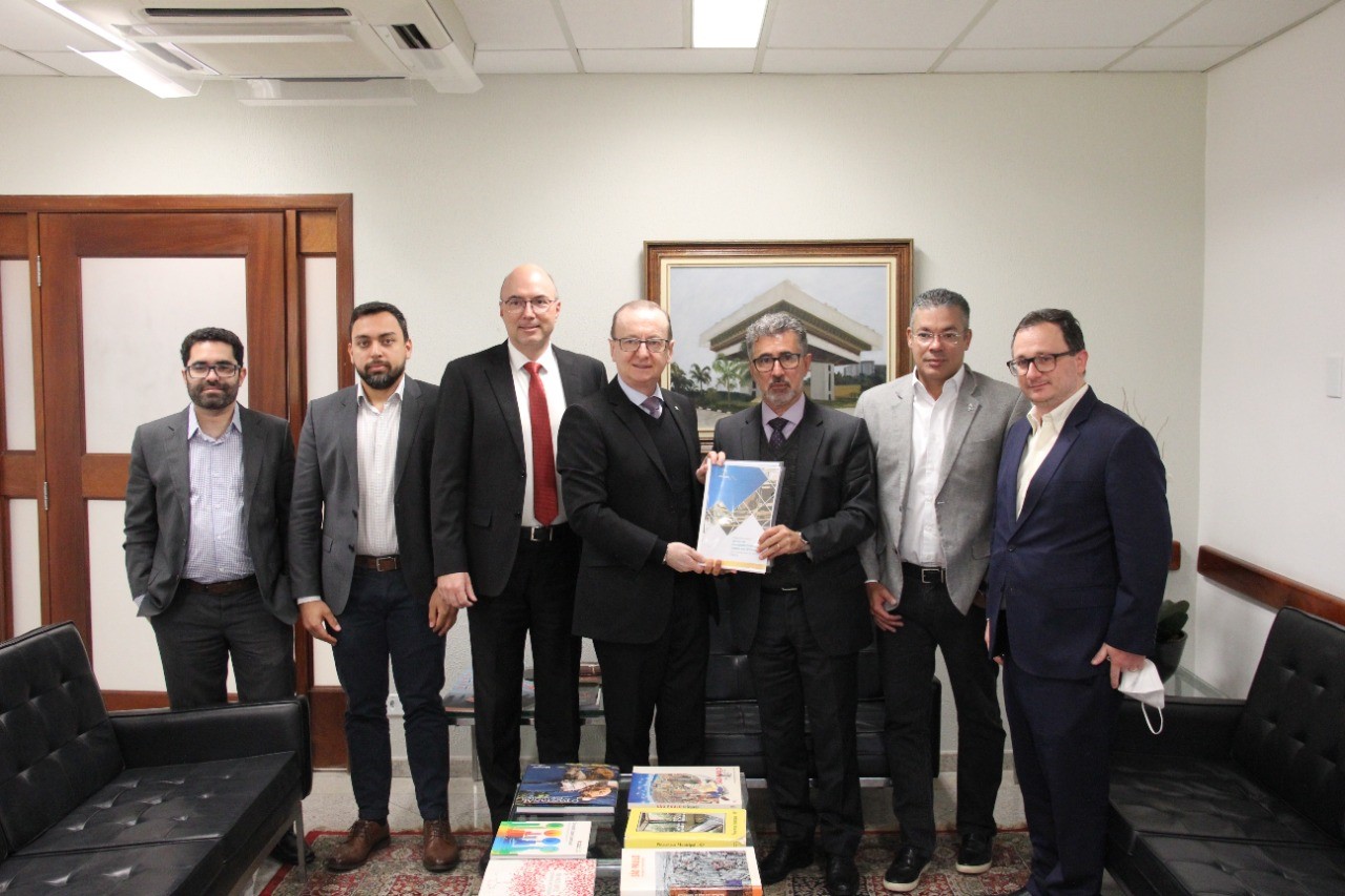 Grupo de Trabalho da Atricon expõe diagnóstico do transporte coletivo. Participaram o conselheiro do TCE-AM, Josué Cláudio de Souza Neto; o auditor de controle externo TCE-PR Fernando Mateus; e os técnicos do TCM-SP Antonio Almeida de Sousa e Adriano Pinheiro Bezerra de Menezes