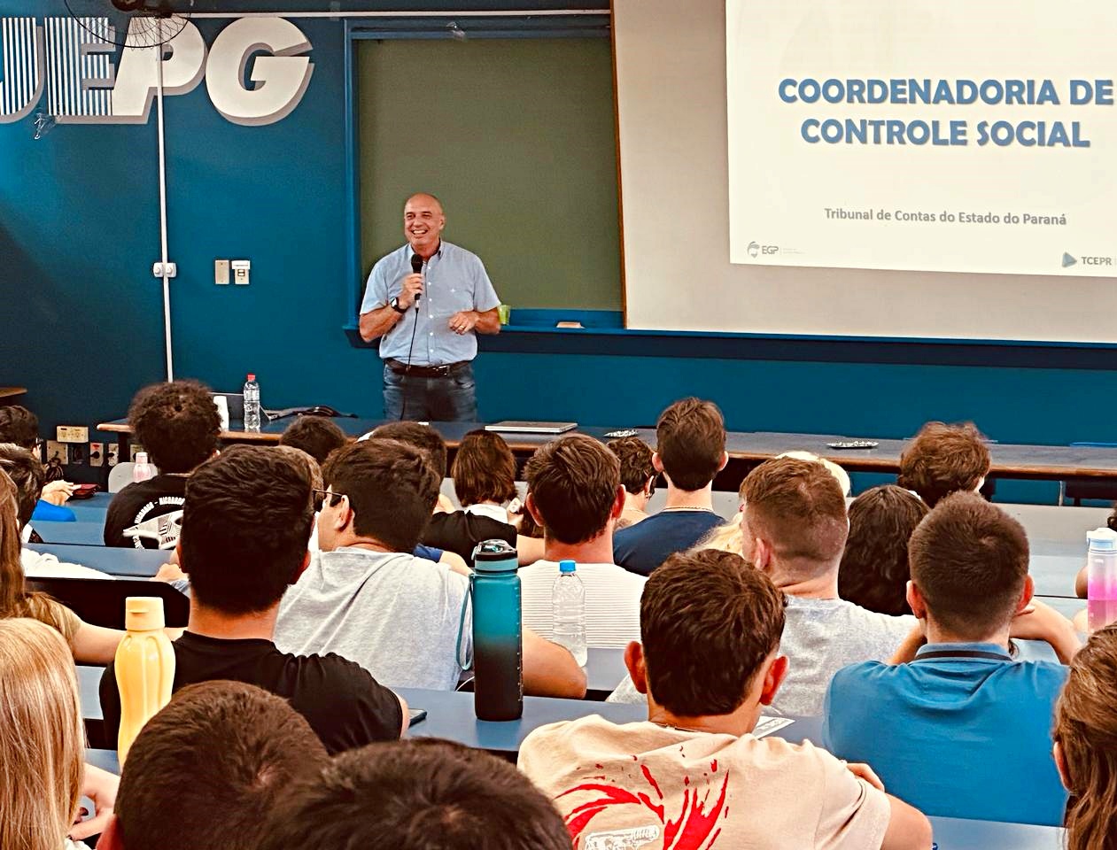 O auditor de controle externo Ricardo Alpendre, coordenador de Atendimento ao Jurisdicionado e de Controle Social do TCE-PR, ministra palestra a estudantes de Engenharia Civil da Universidade Estadual de Ponta Grossa (UEPG). Foto: Marcelo Lancia/TCE-PR