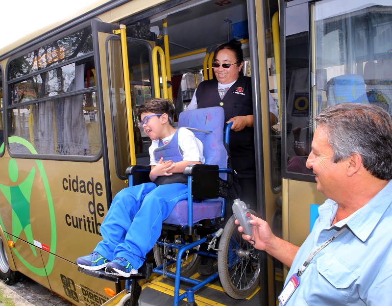 Ônibus Acesso.  - Na imagem, o motorista Carlos Aparecido dos Santos e a assistente Valdete Helena Lima Chagas, no transporte do menino Arthur. Curitiba, 15/12/2015 -  Foto: Cesar Brustolin/SMCS