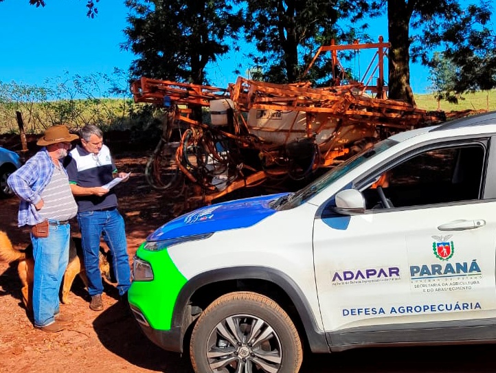 Trabalho de fiscalização realizado por servidor da Agência de Defesa Agropecuária do Paraná (Adapar). Foto: Agência Estadual de Notícias (AEN)