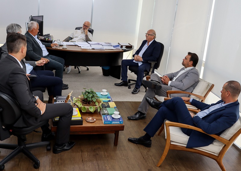 O presidente do TCE-PR, conselheiro Fernando Guimarães, recebe conselheiros dos Tribunais de Contas do Rio Grande do Sul e de Santa Catarina. Foto: Fabiano Contador/TCE-PR