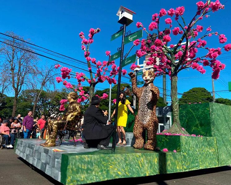 Desfile de carro alegórico na comemoração dos 75 anos de fundação do Município de Maringá, realizada em 9 de maio de 2022. Foto: Prefeitura de Maringá/Divulgação