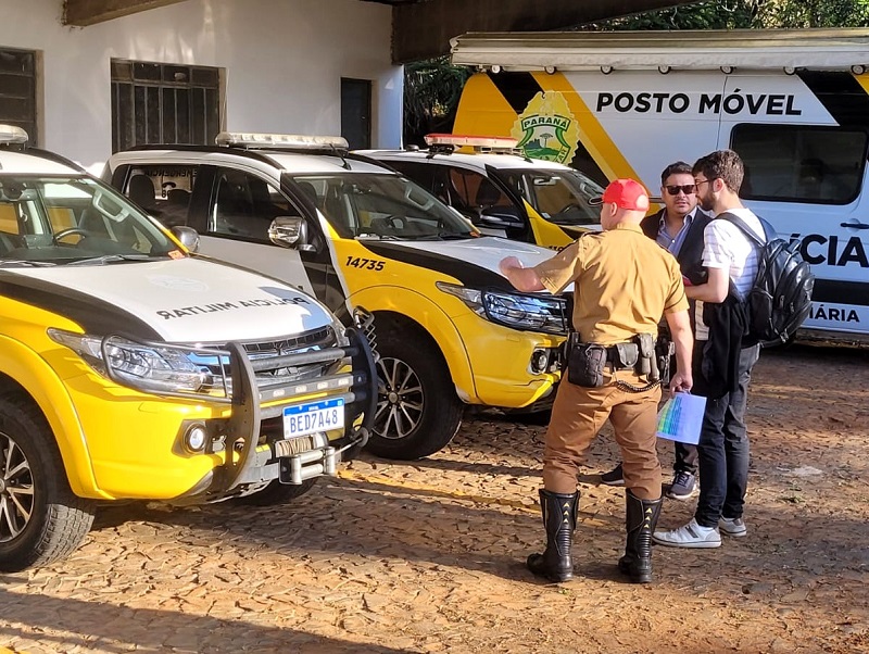 Servidores da 6ª Inspetoria de Controle Externo do TCE-PR em pátio de veículos da Polícia Militar do Paraná (PM-PR), durante auditoria, realizada em 2023. Foto:TCE-PR