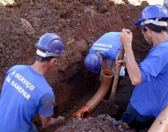 Obra de rede de esgoto executada pela Companhia de Saneamento do Paraná (Sanepar). Foto: Sanepar/Divulgação