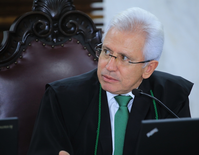 O conselheiro Durval Amaral relata processo em sessão do Pleno do TCE-PR. Foto: Wagner Araújo/Divulgação TCE-PR