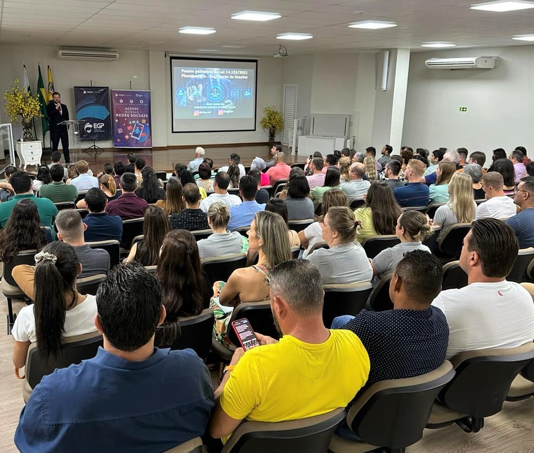 Participantes do curso sobre Pontos Polêmicos da Nova Lei de Licitações e Contratos, realizado em Guaíra. Foto: TCE-PR/Divulgação