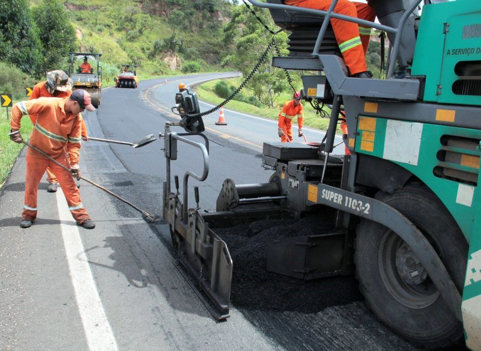 Obra de conservação de rodovia paranaense administrada pelo DER. Foto: Divulgação/Agência Estadual de Notícias do Paraná