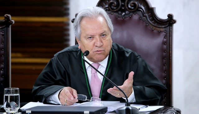 O conselheiro Nestor Baptista relata processo em sessão do Pleno do TCE-PR. Foto: Wagner Araújo/Divulgação TCE-PR