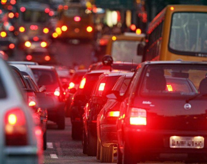 Congestionamento em via central de Curitiba: a gestão do trânsito é um dos principais desafios das regiões metropolitanas. Foto: Albari Rosa/Gazeta do Povo