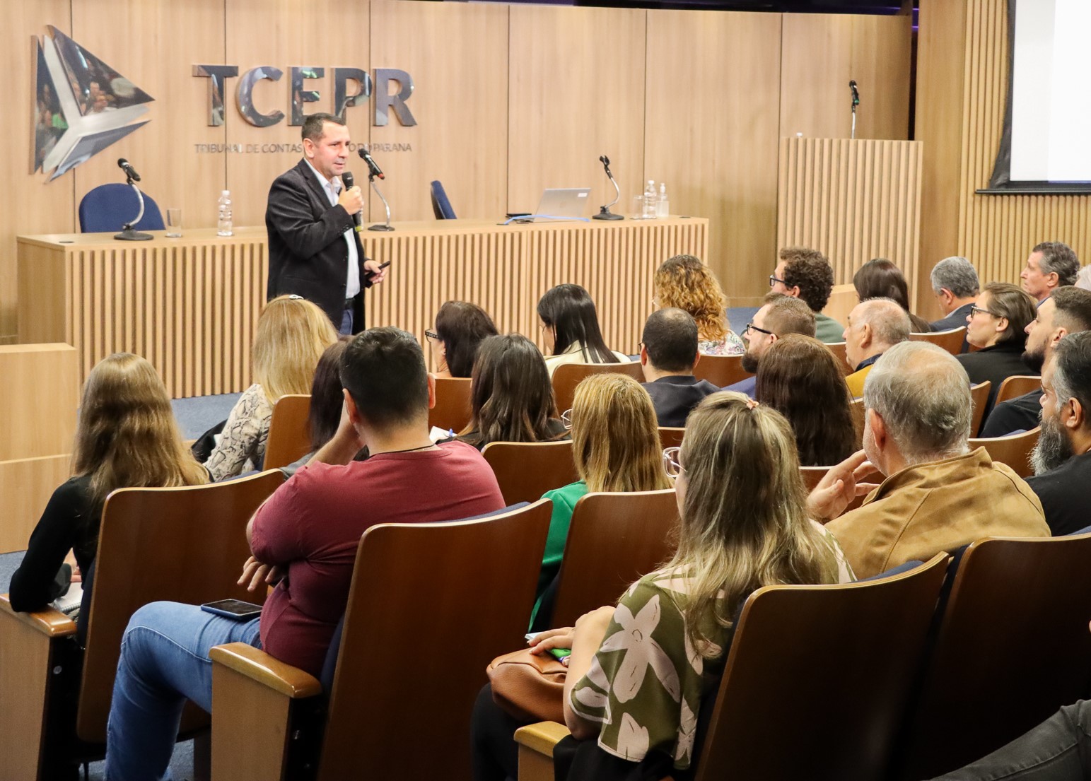 O auditor de controle externo Roberto Alves Ribeiro (TCE-PR) ministra palestra em capacitação sobre o SIM-AM voltada a contadores municipais no auditório da Corte em Curitiba.