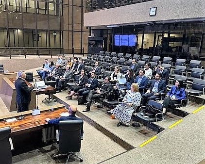 Debate sobre boas práticas internacionais de auditoria em contratações, que integra o Acordo de Financiamento e Assistência Técnica firmado entre o IRB e a Agência de Comércio e Desenvolvimento dos Estados Unidos (USTDA). Foto: Divulgação/IRB