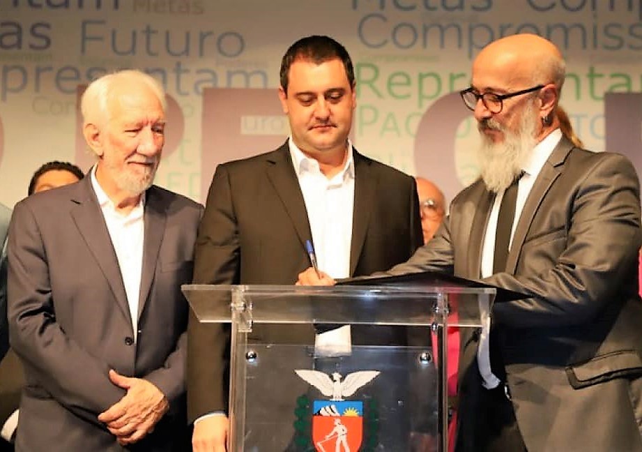 Junto ao governador, Carlos Massa Ratinho Junior, e o vice-governador, Darci Piana, o  conselheiro Fernando Guimarães assina a adesão do TCE-PR ao Pacto pelo Futuro. Foto: Ari Dias/Agência Estadual de Notícias - Divulgação
