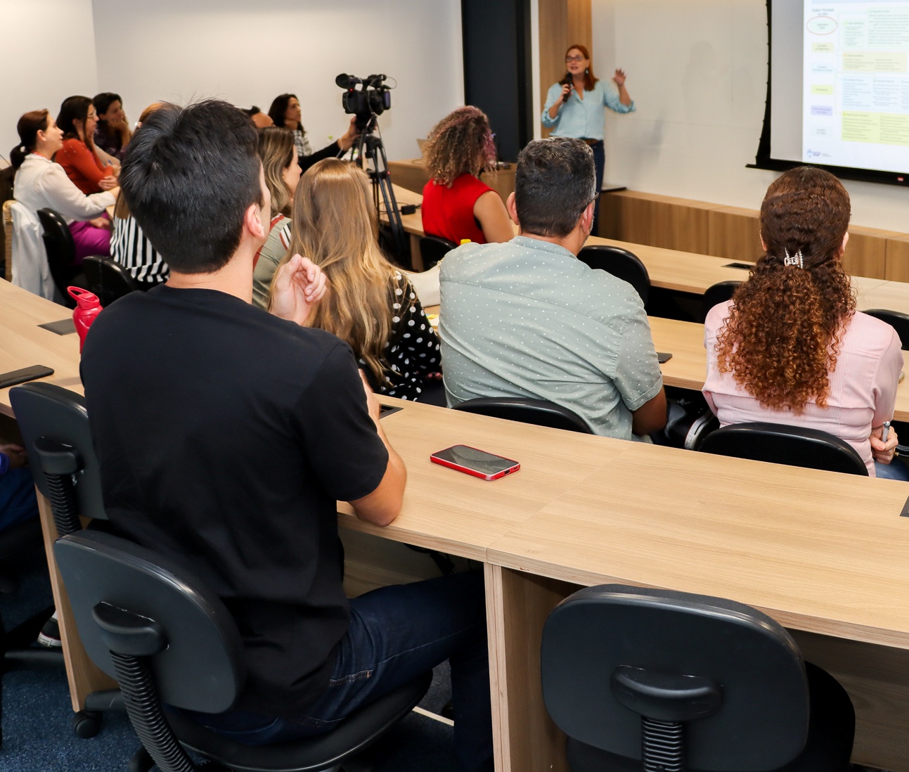 Programa Jovem no Controle: a servidora Adriana Lima Domingos abordou os Objetivos de Desenvolvimento Sustentável (ODS) da Agenda 2030 da Organização das Nações Unidas (ONU), na primeira das sete aulas presenciais para coordenadores da Seed-PR. Foto: Fabiano Contador/TCE-PR
