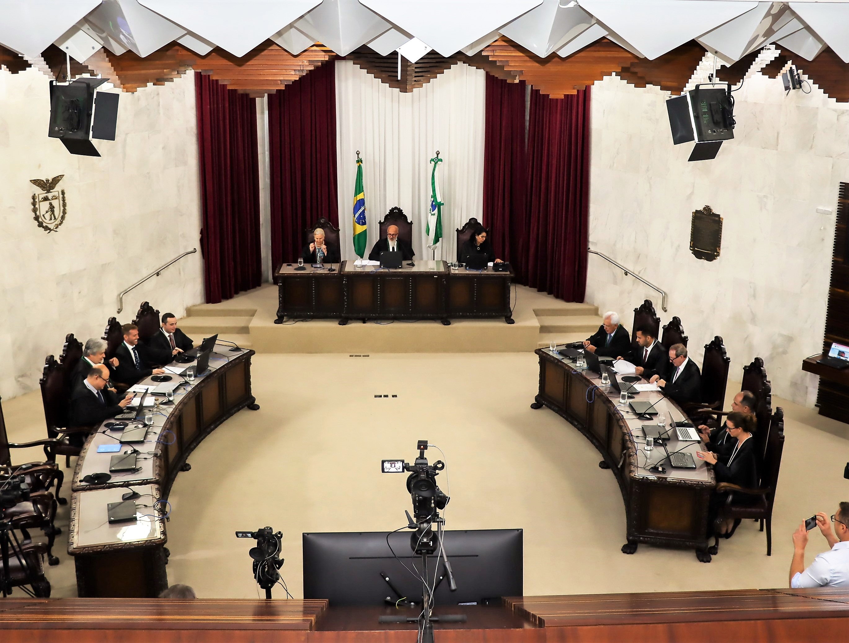 Sessão do Tribunal Pleno, comandada pelo presidente, conselheiro Fernando Guimarães. Foto: Fabiano Contador/Divulgação TCE-PR