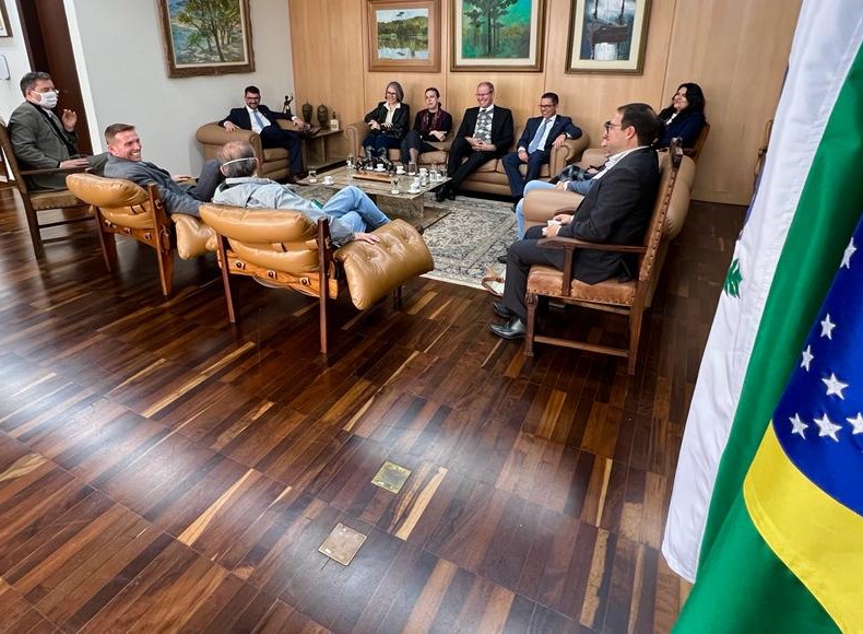 O presidente do TCE=PR, conselheiro Fabio Camargo, em reunião com reitores e diretores das sete universidades estaduais do Paraná. Foto: Divulgação/TCE-PR