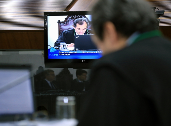 O conselheiro Ivan Bonilha relata processo em sessão da Segunda Câmara do TCE-PR, presidida pelo conselheiro Artagão de Mattos Leão. Foto: Wagner Araújo/Divulgação TCE-PR