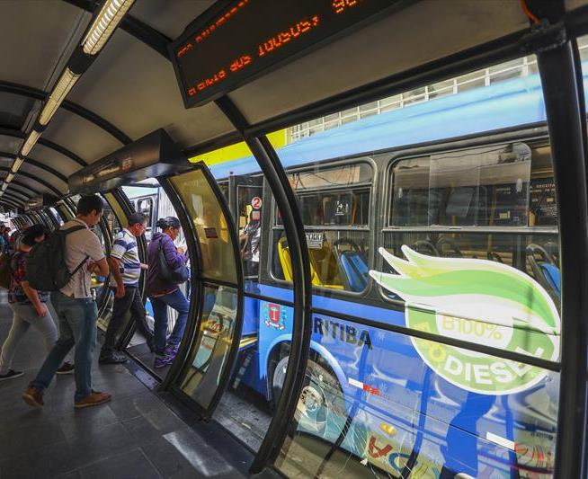 Ônibus do sistema de transporte coletivo de Curitiba. Foto: Daniel Castellano/Secretaria Municipal de Comunicação Social - Divulgação