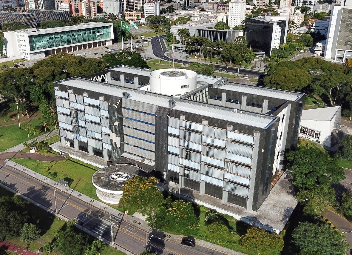 Palácio das Araucárias, no Centro Cívico, abriga várias secretarias, entre elas a Seap - Secretaria de Estado da Administração e da Previdência Foto: Agência Estadual de Notícias