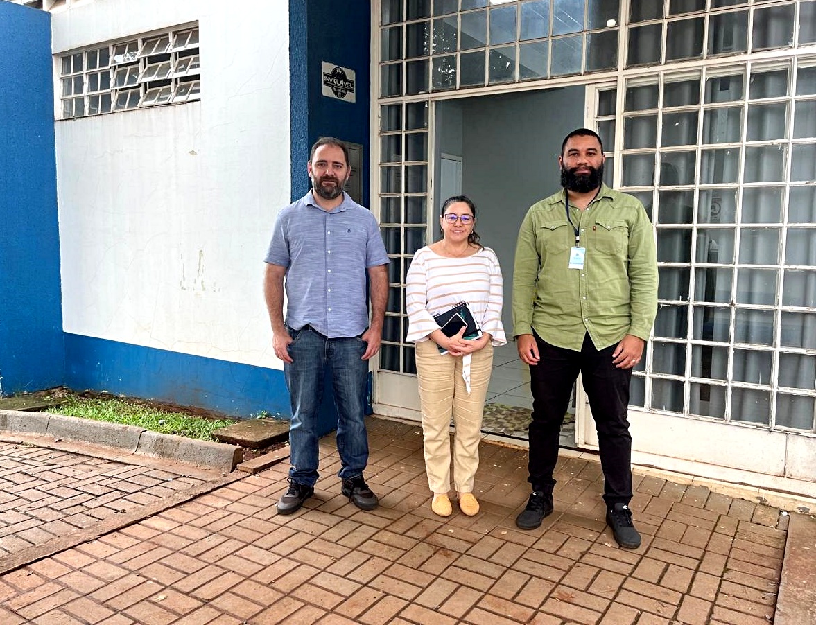 Os servidores do TCE-PR André Isidio Martins (à direita na foto)e Guilherme Hansen Faraj, com servidora da área da saúde do Município de Santo Antônio do Sudoeste, durante auditora integrante do PAF Saúde 2024-2025. Foto: TCE-PR/Divulgação