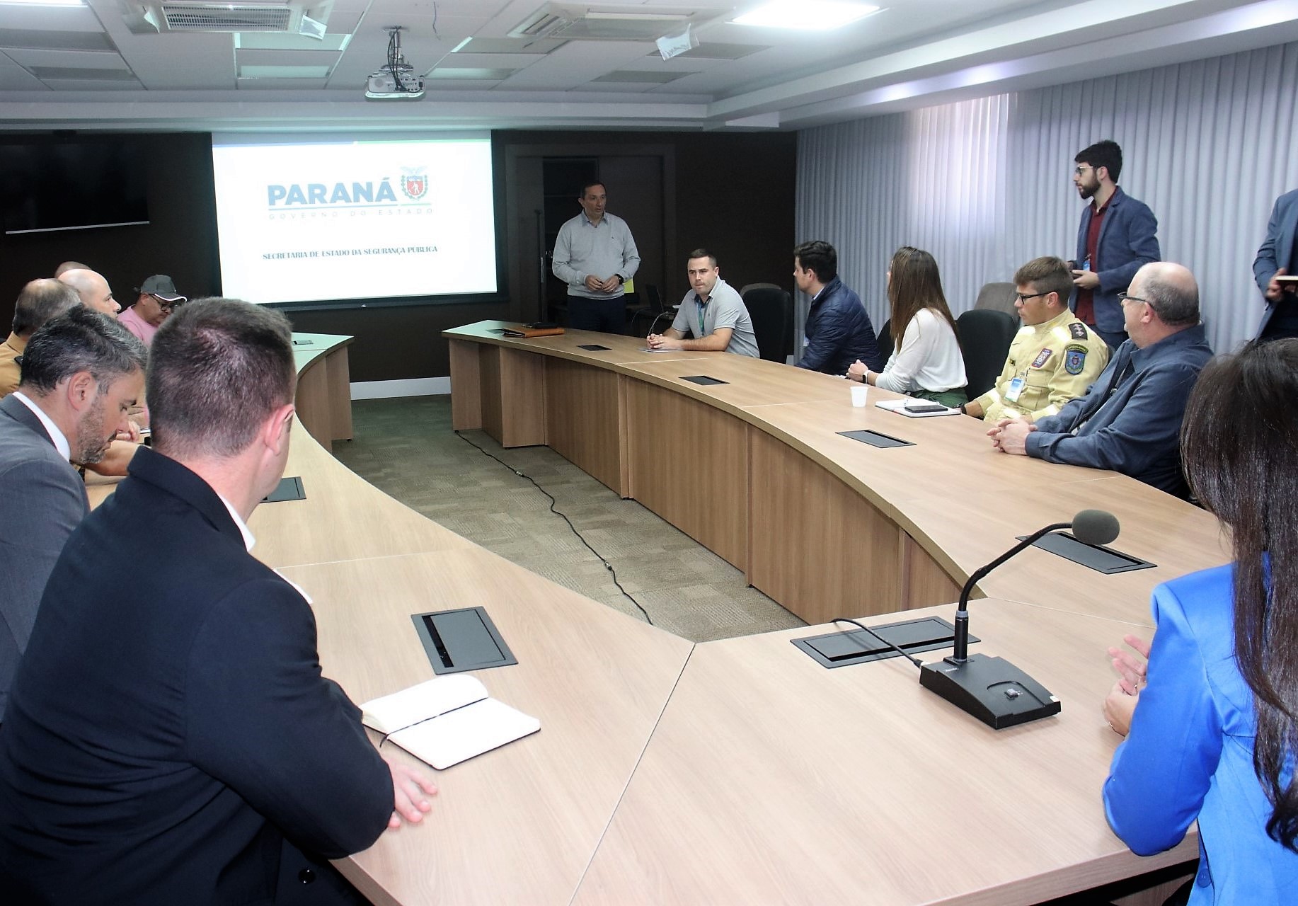 Reunião entre servidores da Secretaria de Estado da Segurança Pública e do Tribunal de Contas do Estado do Paraná, que executa auditoria na gestão da frota de veículos da pasta. Foto: TCE-PR/Divulgação