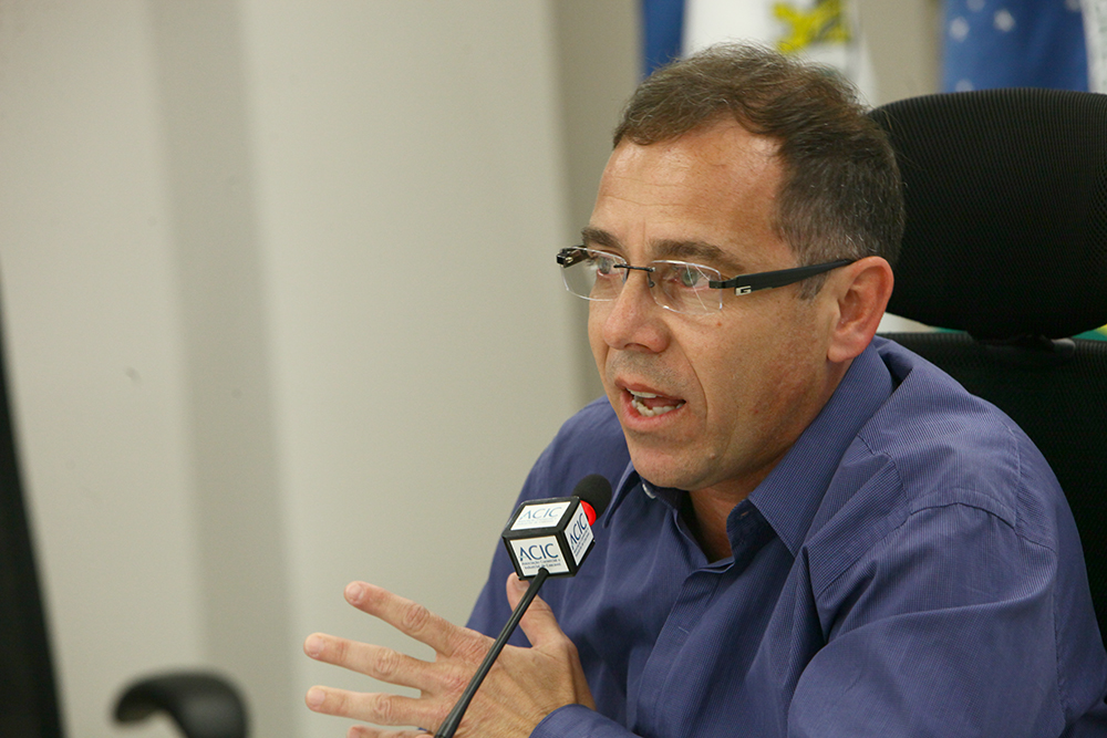O analista de controle do TCE-PR Alexandre Antônio dos Santos, coordenador da auditoria, durante o debate promovido pela Associação Comercial e Industrial de Cascavel (Acic). Foto: Divulgação/Acic