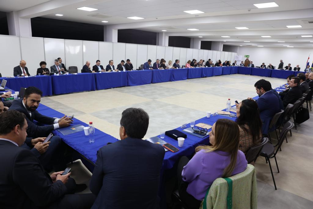 Participantes do 3º Encontro da Associação de Entidades Oficiais de Controle Público do Mercosul (Asur), em Foz do Iguaçu. Foto: TCE-PR/Divulgação