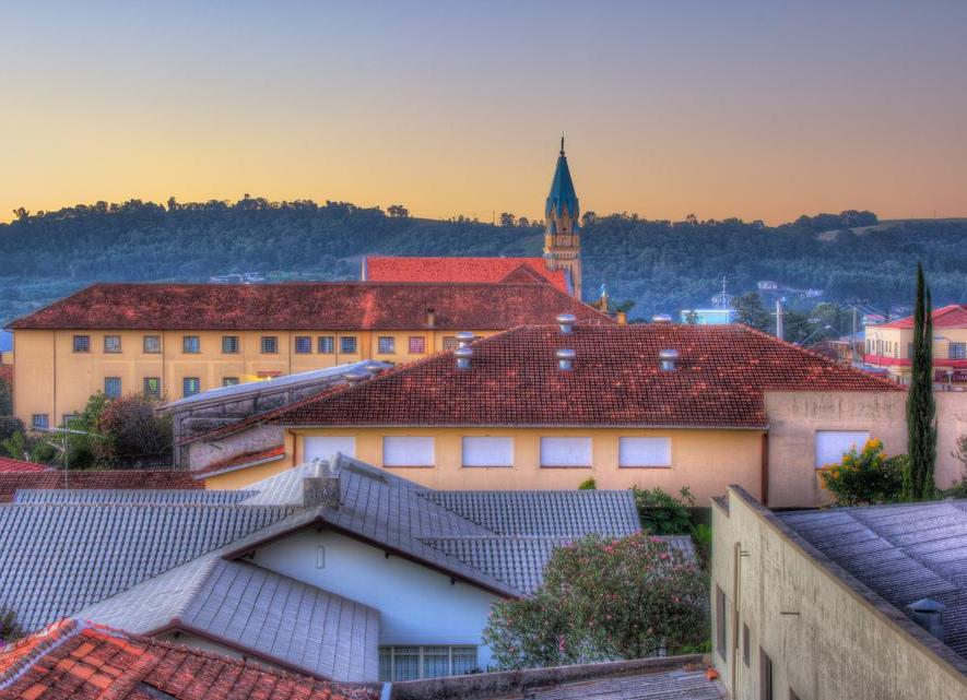 Vista da área urbana de Irati, município da região Centro-Sul do Paraná, com destaque para a Igreja de São Miguel. Foto: Divulgação