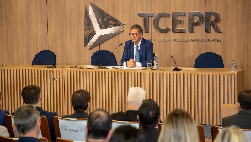 O embaixador Celso de Tarso Pereira, chefe da Assessoria Diplomática da Vice-Presidência da República, faz palestra na solenidade em comemoração aos 78 anos do TCE-PR, em 2 de junho. Foto: Mauro Beghetto Penteado/TCE-PR
